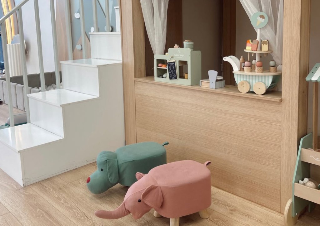 Little Steps dollhouse play room